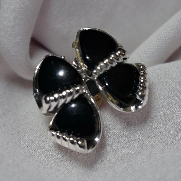 Vintage Charel Black/Silver Costume Jewelry Clip On Earrings B13 - Picture 1 of 4